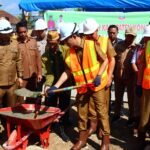 Bupati Konut Letakkan Batu Pertama Pembangunan Stadion Mini Konasara di Molawe